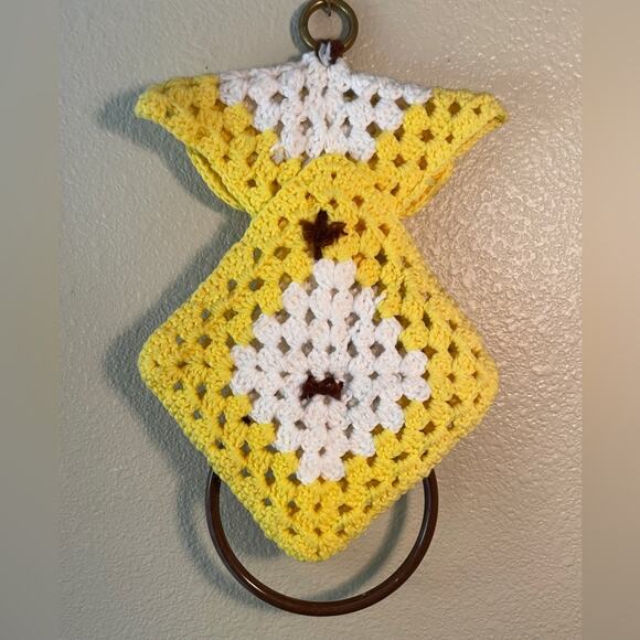 Vintage Crochet Owl Ring Towel Holder, Granny Square Retro Decor - Picture 2 of 6